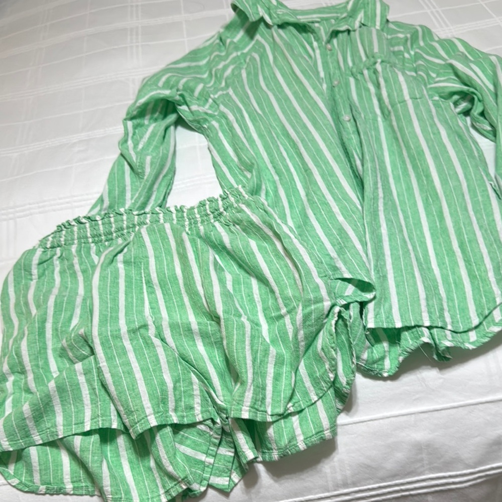 American Eagle women’s Green and white Striped shorts